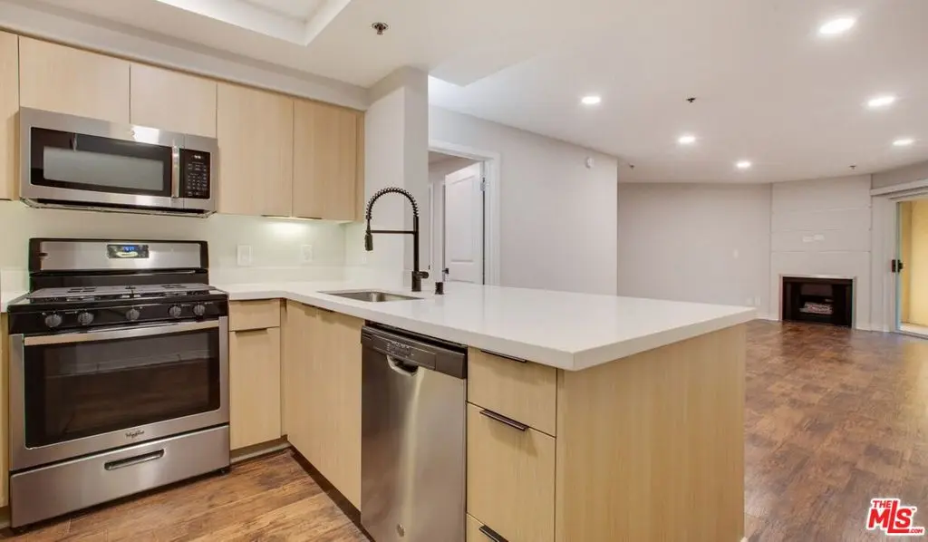 Residential Lease for rent at 7660 Beverly Boulevard 115, Los Angeles, Los Angeles County, CA featuring 2 beds and 2 baths