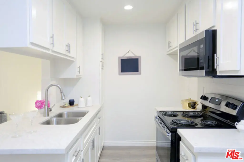 Residential Lease for rent at 550 S Manhattan Place, Los Angeles, Los Angeles County, CA featuring 1 bed and 1 bath