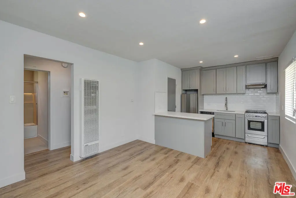 Residential Lease for rent at 4140 Grand View Boulevard 14, Los Angeles, Los Angeles County, CA featuring 1 bed and 1 bath