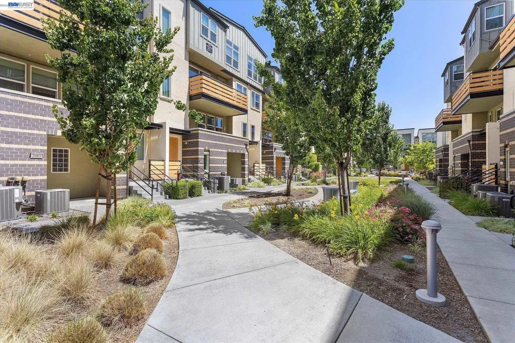 Condominium for rent at 2071 Mahuron Cir, San Jose, CA featuring 3 beds and 2 baths