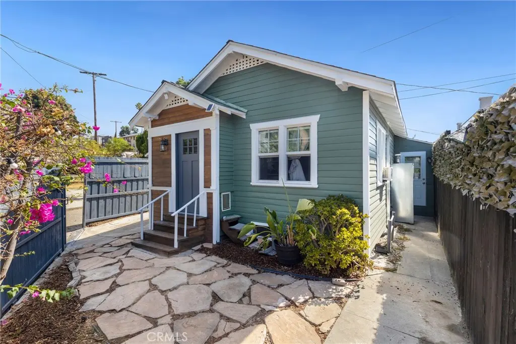 Residential Lease for rent at 2718 7th Avenue, Los Angeles, Los Angeles County, CA featuring 2 beds and 2 baths