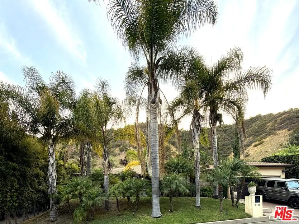 Single Family Residence for rent at 1727 San Ysidro Drive, Beverly Hills, CA featuring 4 beds and 4 baths