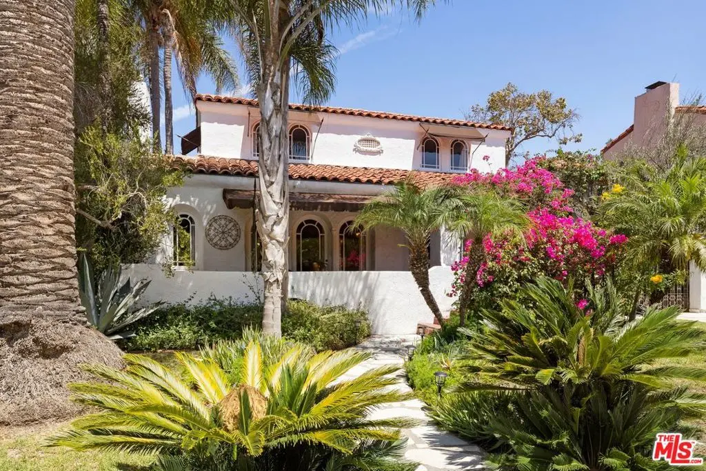 Single Family Residence for rent at 6141 Warner Drive, Los Angeles, CA featuring 5 beds and 6 baths