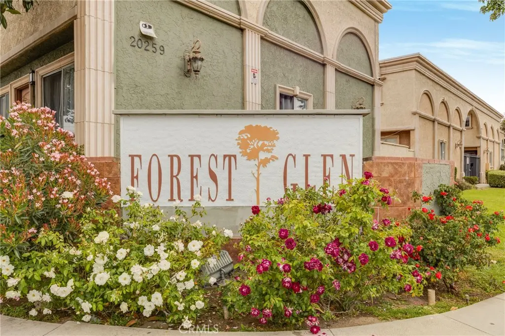 20214 Cohasset Street 16, Winnetka, CA — listing photo 1