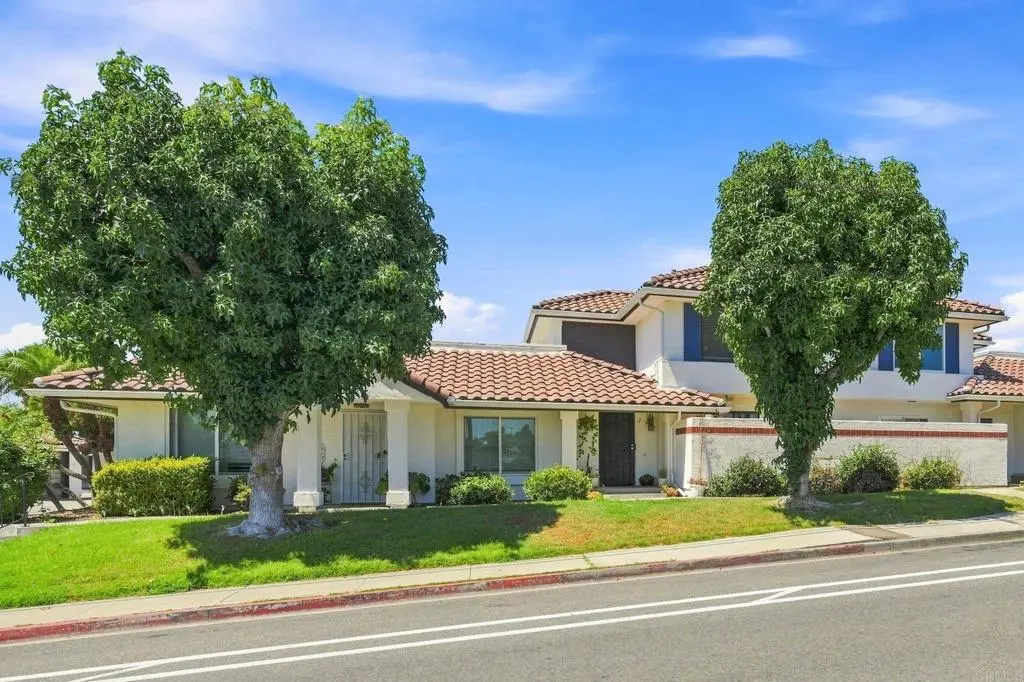 Condominium for sale at 320 Grapevine Rd 2, Vista, CA featuring 2 beds and 2 baths