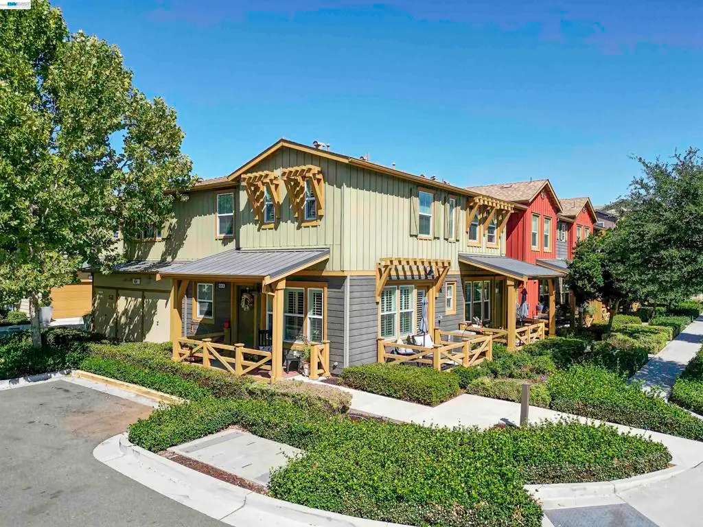 Condominium for sale at 454 Persimmon Cmn 14, Livermore, CA featuring 3 beds and 3 baths