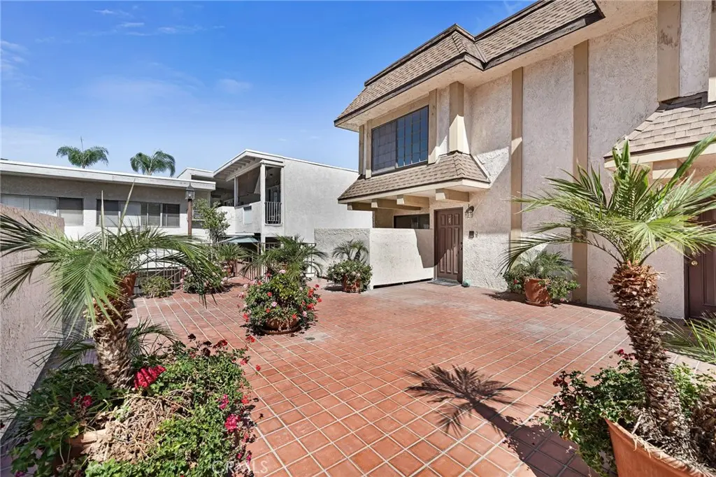5404 Quakertown 5, Woodland Hills, CA — listing photo 1