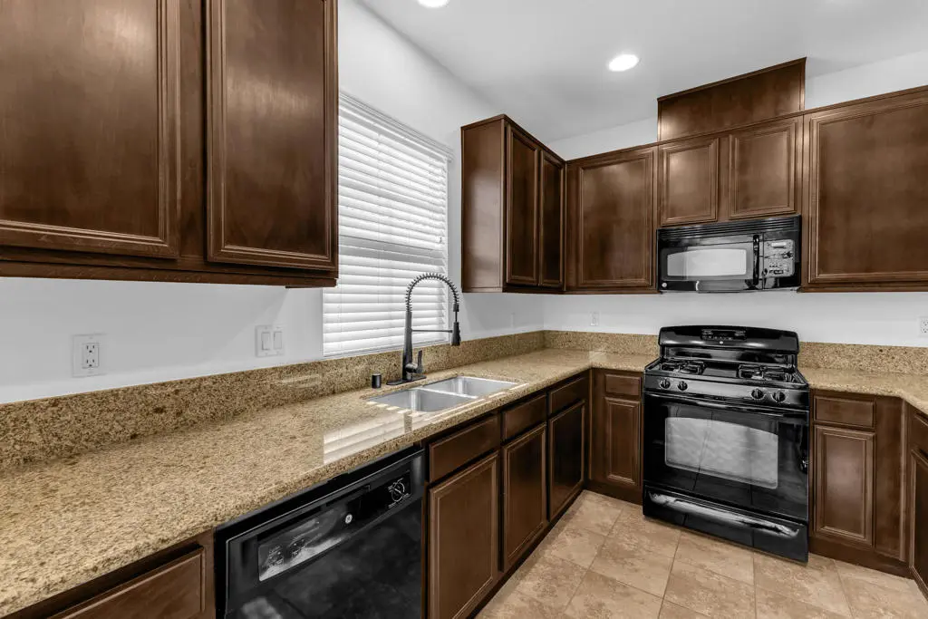 Townhouse for rent at 162 Paseo Bravo, Palm Desert, CA featuring 2 beds and 2 baths