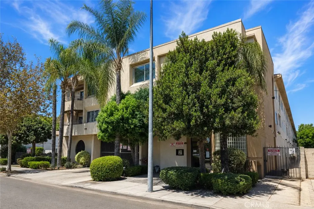 15455 Sherman Way 14, Van Nuys, CA — listing photo 1