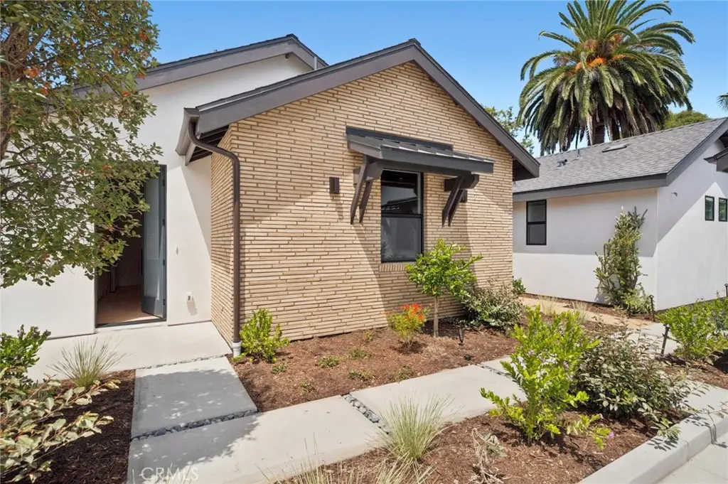 Single Family Residence for rent at 314 E 16th B, Costa Mesa, CA featuring 2 beds and 2 baths