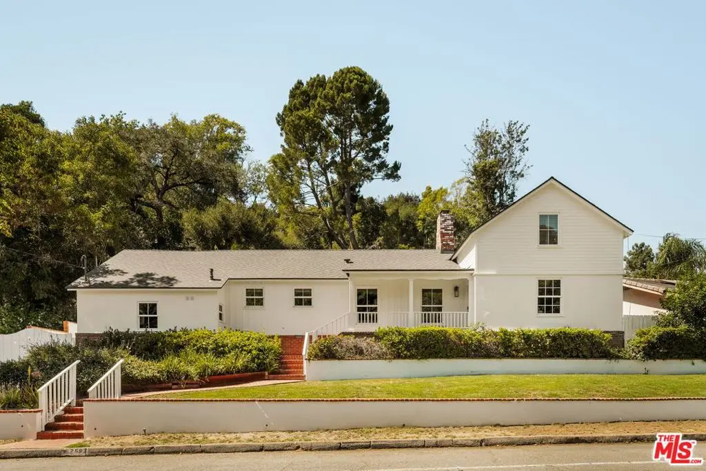 Single Family Residence for rent at 2583 Hutton Drive, Los Angeles, CA featuring 5 beds and 4 baths