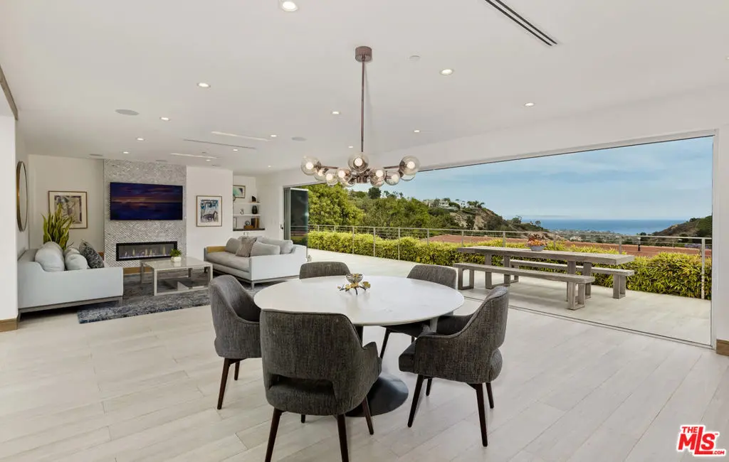 1332 El Hito Circle, Pacific Palisades, CA — listing photo 1