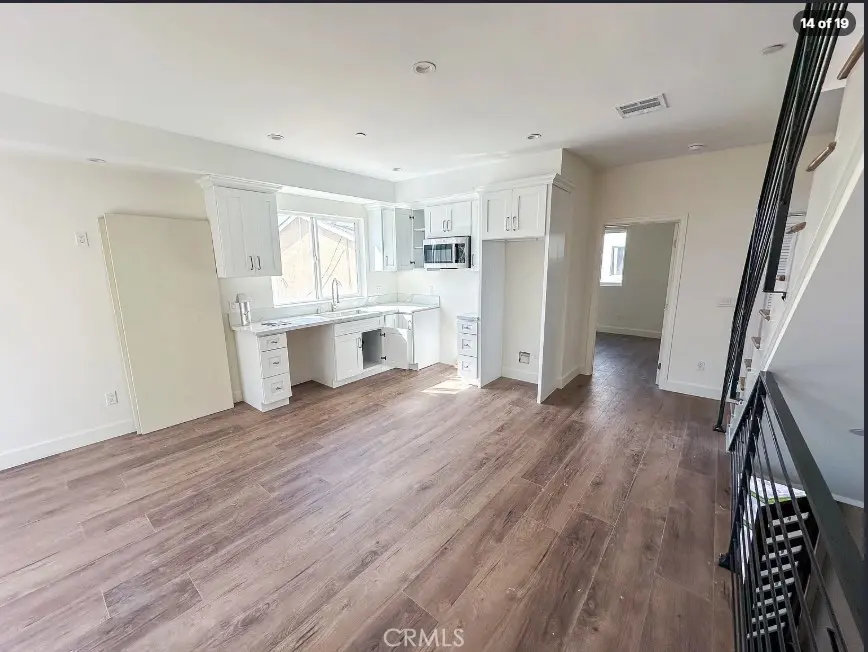 Duplex for rent at 117 E 29th Street 117 1/2, Los Angeles, CA featuring 3 beds and 4 baths