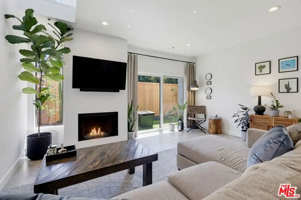 Condominium for sale at 12752 Moorpark Street 3, Los Angeles, CA featuring 2 beds and 2 baths