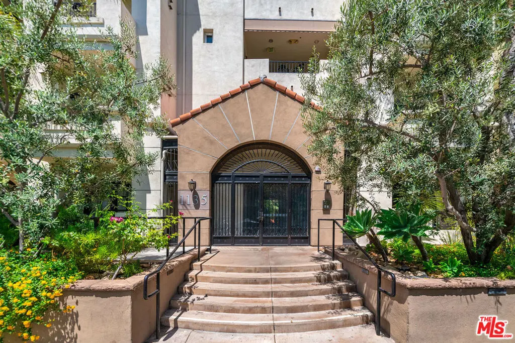 Condominium for rent at 1135 Rexford Drive 403, Los Angeles, CA featuring 2 beds and 3 baths