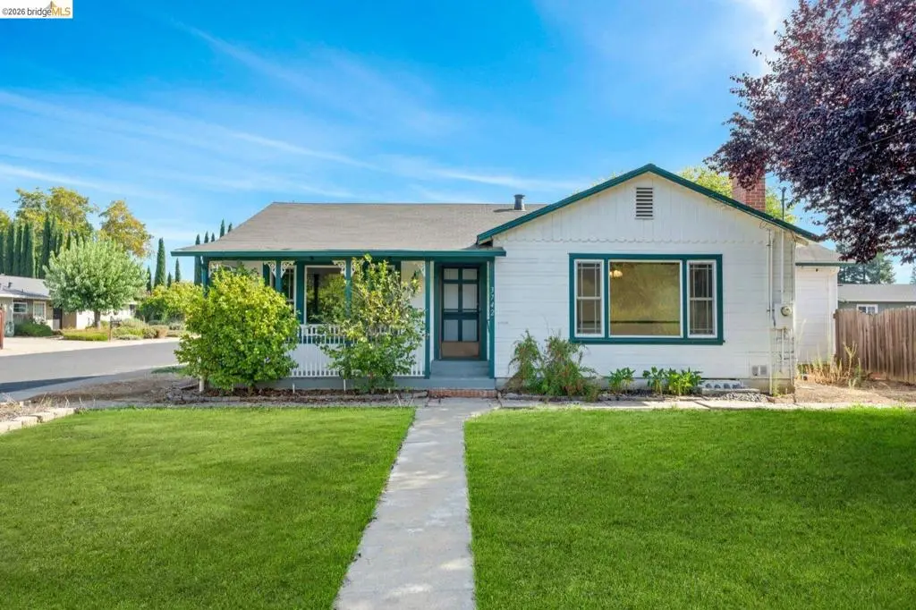 Single Family Residence for sale at 3742 Walnut Ave, Concord, CA featuring 2 beds and 2 baths