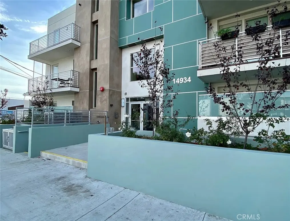 14934 Burbank Boulevard 304, Sherman Oaks, CA — listing photo 1
