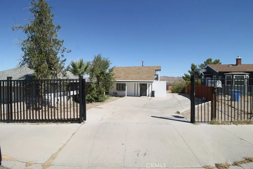 921 Flora, Barstow, CA — listing photo 1
