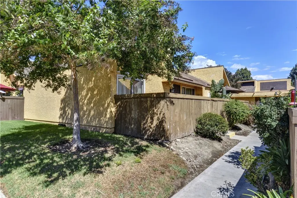 435 W 9th E1, Upland, CA — listing photo 1