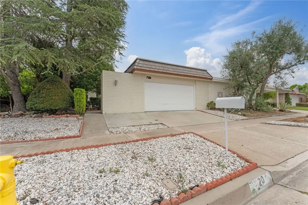 Single Family Residence for rent at 20 Norton St, Irvine, CA featuring 3 beds and 2 baths