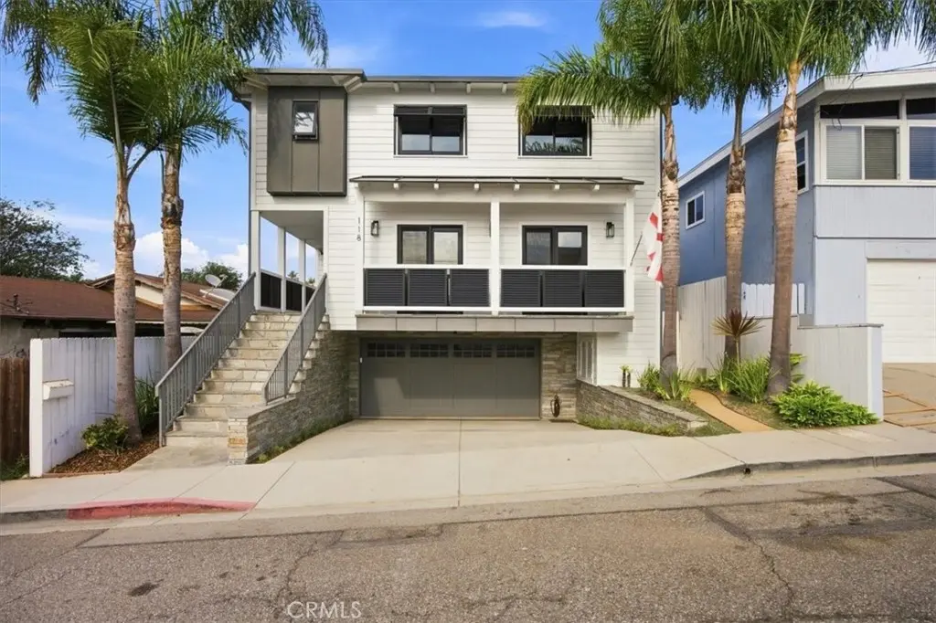 Single Family Residence for rent at 118 Meyer Court, Hermosa Beach, CA featuring 4 beds and 4 baths