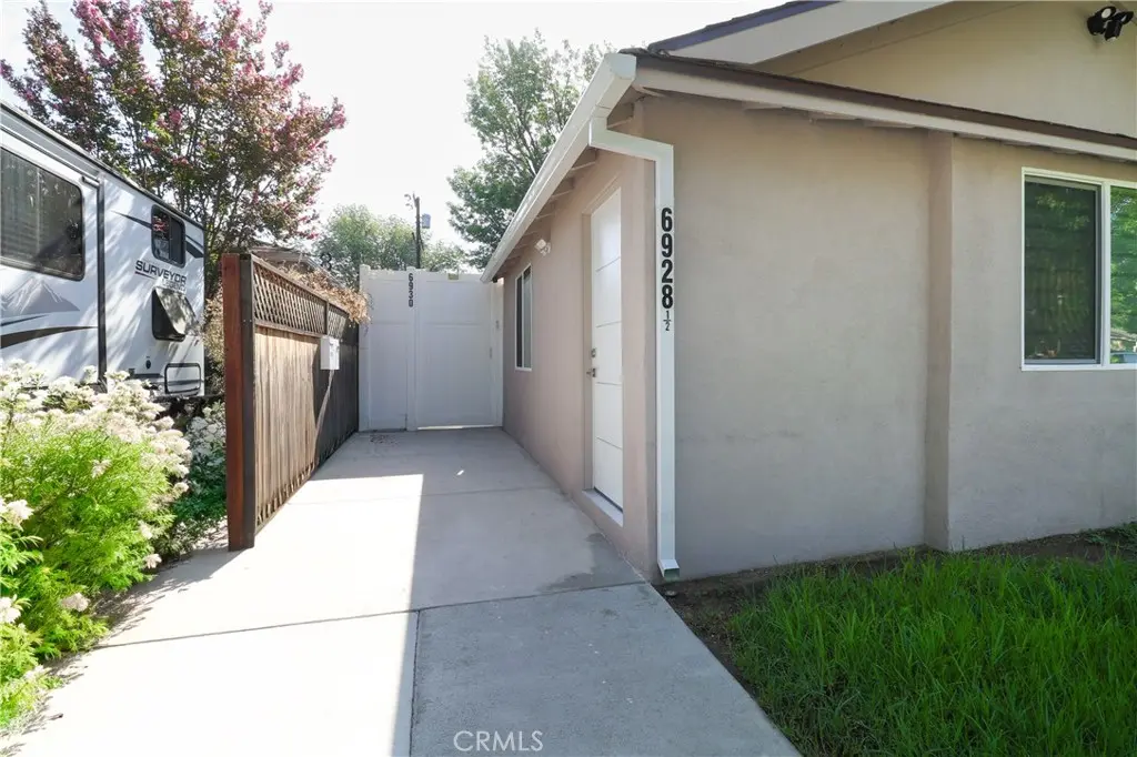6928 1/2 Enfield, Reseda, CA — listing photo 1