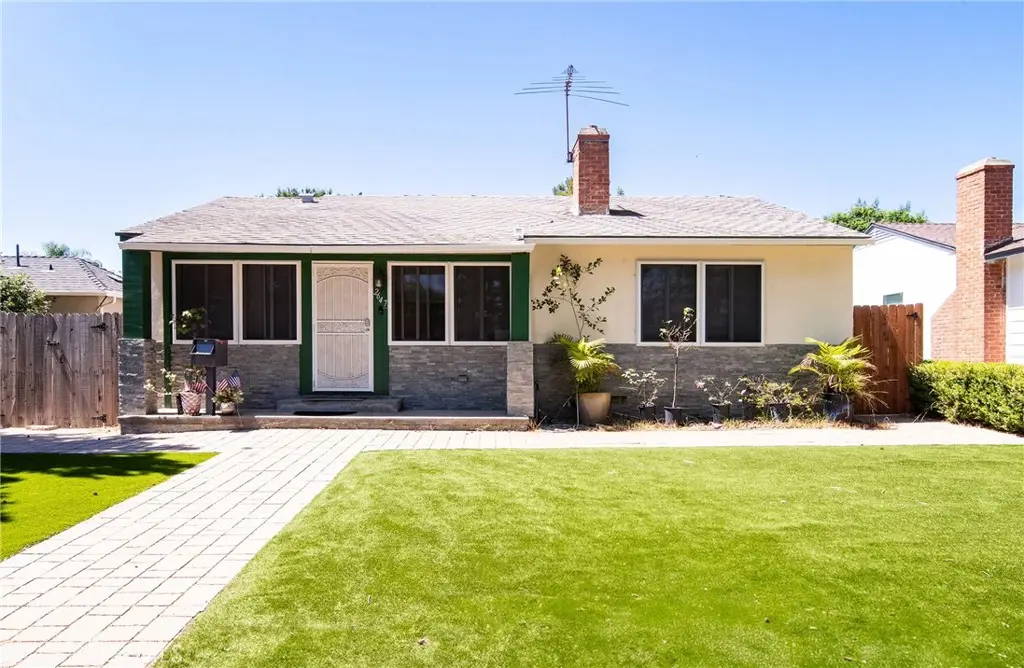 Single Family Residence for sale at 2647 Westwood, Los Angeles, CA featuring 3 beds and 2 baths