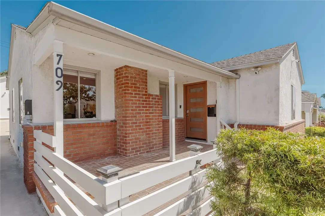 Residential Lease for rent at 709 Avenue D, Redondo Beach, Los Angeles County, CA featuring 4 beds and 3 baths