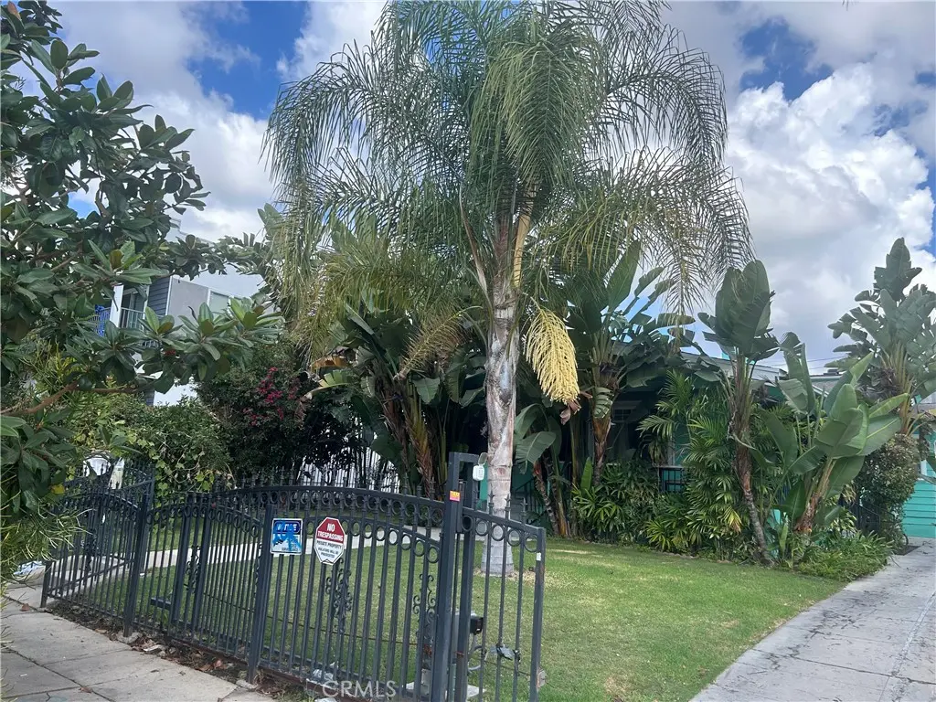 Residential Lease for rent at 4727 Oakwood Avenue, Los Angeles, Los Angeles County, CA featuring 3 beds and 2 baths