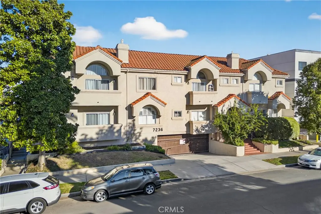 7236 Amigo 101, Reseda, CA — listing photo 1