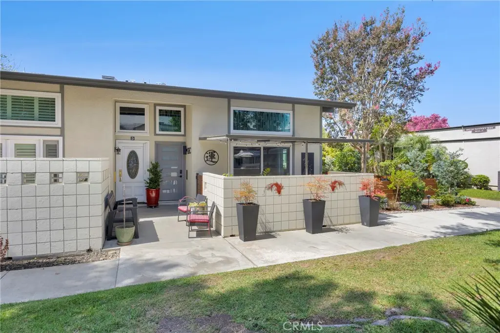 Stock Cooperative for sale at 1891 McKinney Way M15 26C, Seal Beach, CA featuring 2 beds and 2 baths