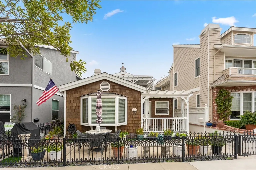 Residential Lease for rent at 130 Topaz 1/2, Newport Beach, Orange County, CA featuring 2 beds and 1 bath