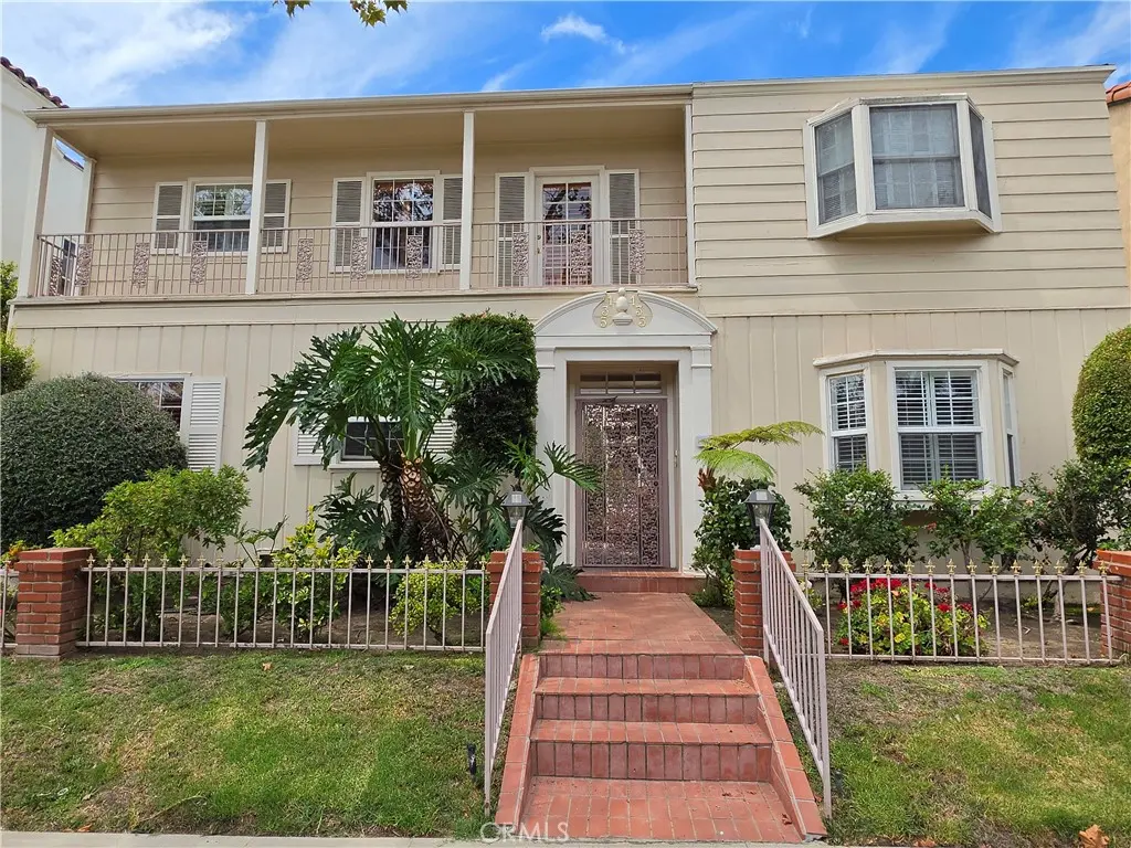 Quadruplex for rent at 135 1/2 S Canon, Beverly Hills, CA featuring 2 beds and 2 baths