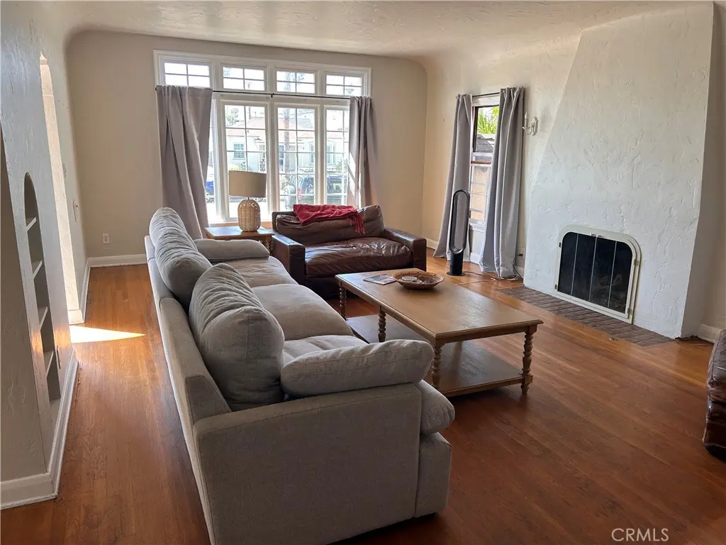 Single Family Residence for rent at 209 Avenue E, Redondo Beach, CA featuring 3 beds and 2 baths