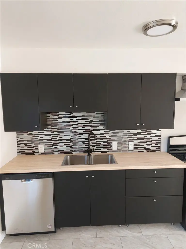 Residential Lease for rent at 136 W Saginaw Way 202, Fresno, Fresno County, CA featuring 2 beds and 1 bath