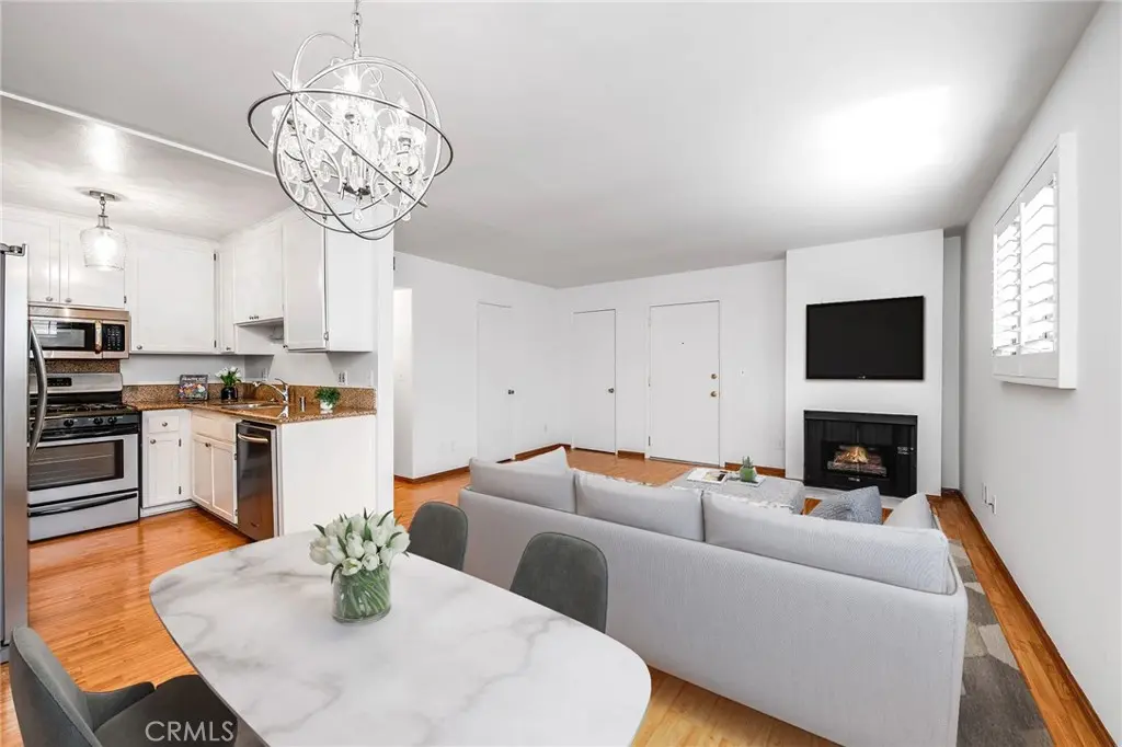 4000 W Victory Boulevard 204, Burbank, CA — listing photo 1