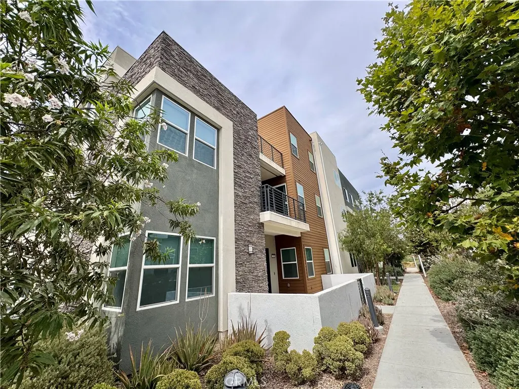 Condominium for rent at 147 Sash, Irvine, CA featuring 2 beds and 2 baths