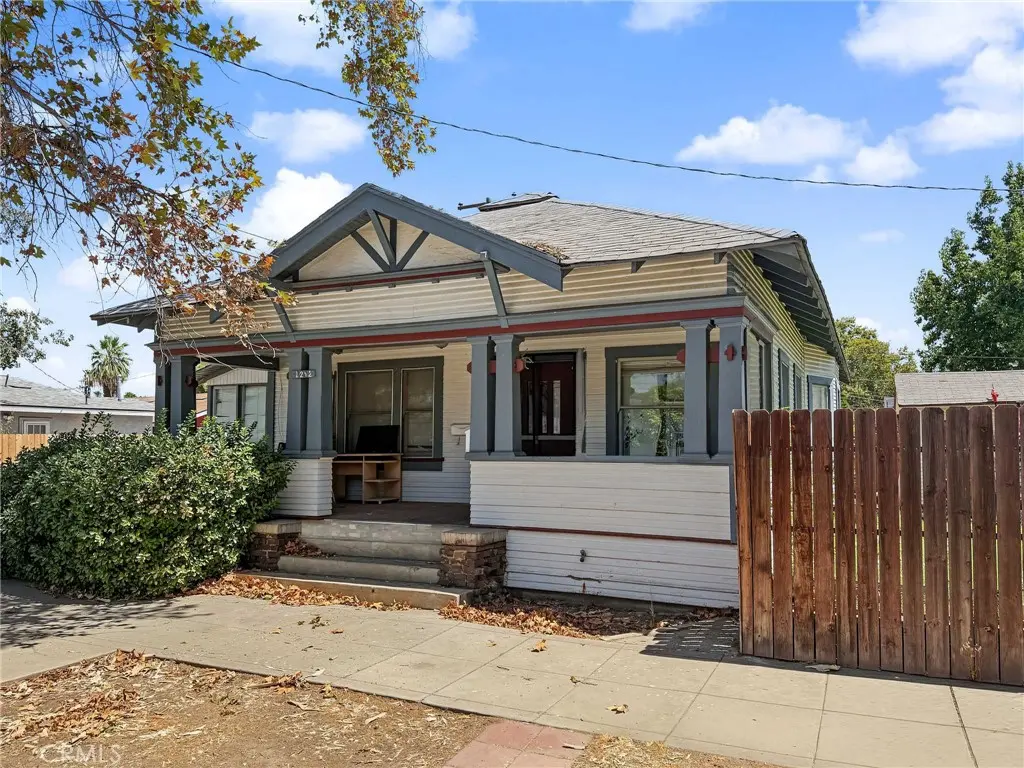 2112 C St, Bakersfield, CA — listing photo 1