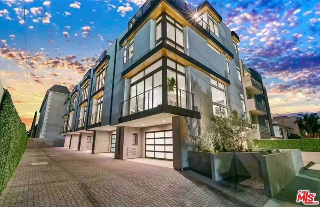 Single Family Residence for rent at 7584 W Skye Way, Los Angeles, CA featuring 3 beds and 4 baths