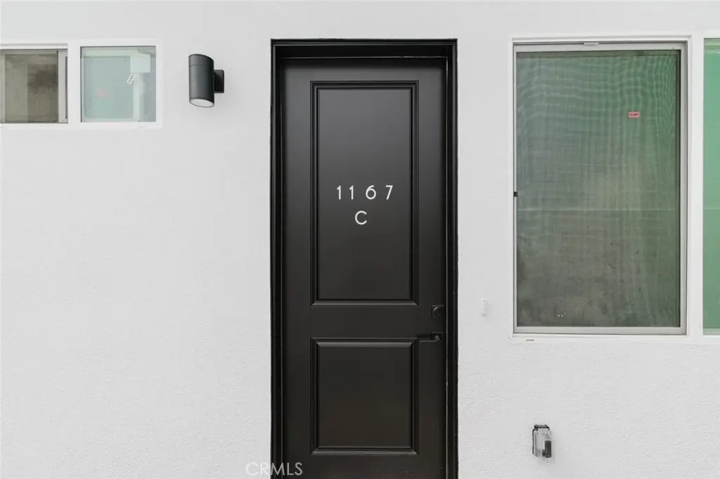 Residential Lease for rent at 1167 Raymond Avenue C, Glendale, Los Angeles County, CA featuring 2 beds and 2 baths