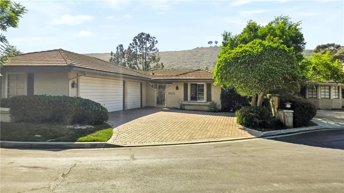 Single Family Residence for rent at 31811 Greens Pointe, Laguna Niguel, CA featuring 3 beds and 3 baths