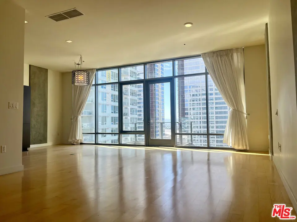 Condominium for rent at 1100 S Hope Street 1704, Los Angeles, CA featuring 1 bed and 1 bath