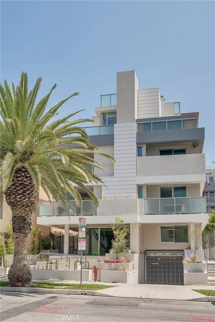 Residential Lease for rent at 1148 N Detroit Street 2B, West Hollywood, Los Angeles County, CA featuring 2 beds and 2 baths