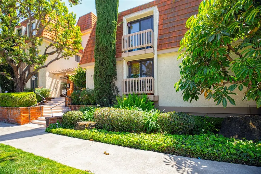 10470 Riverside 102, Toluca Lake, CA — listing photo 1