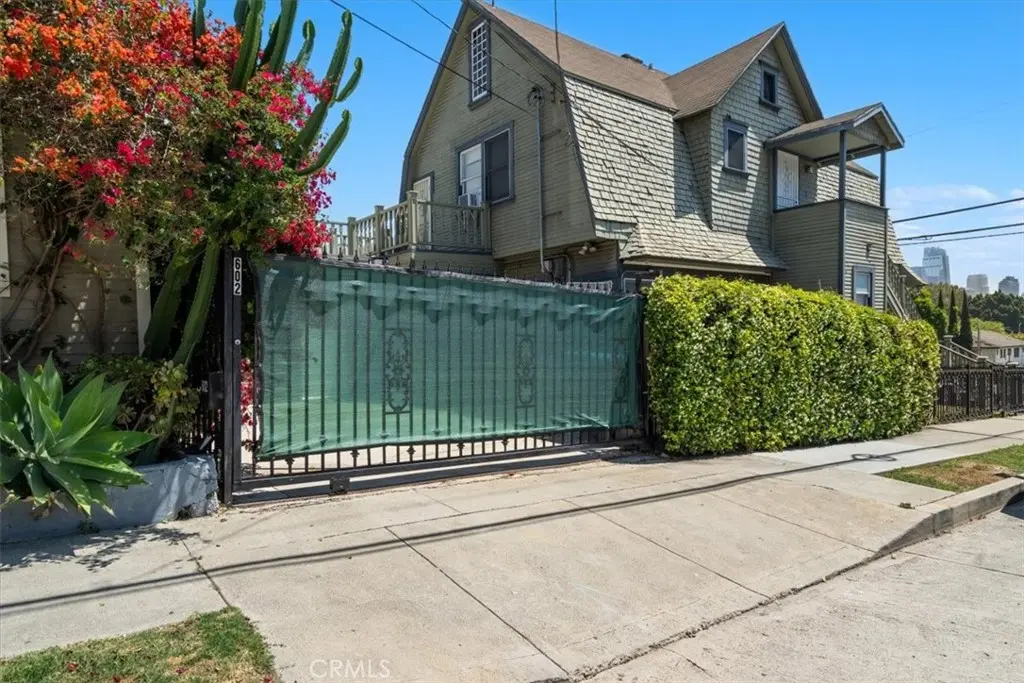 Quadruplex for rent at 602 Douglas Street, Los Angeles, CA featuring 1 bed and 1 bath