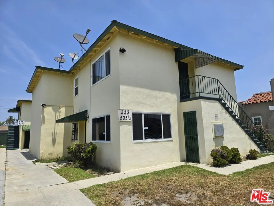 Condominium for rent at 533 W 77th Street, Los Angeles, CA featuring 3 beds and 2 baths