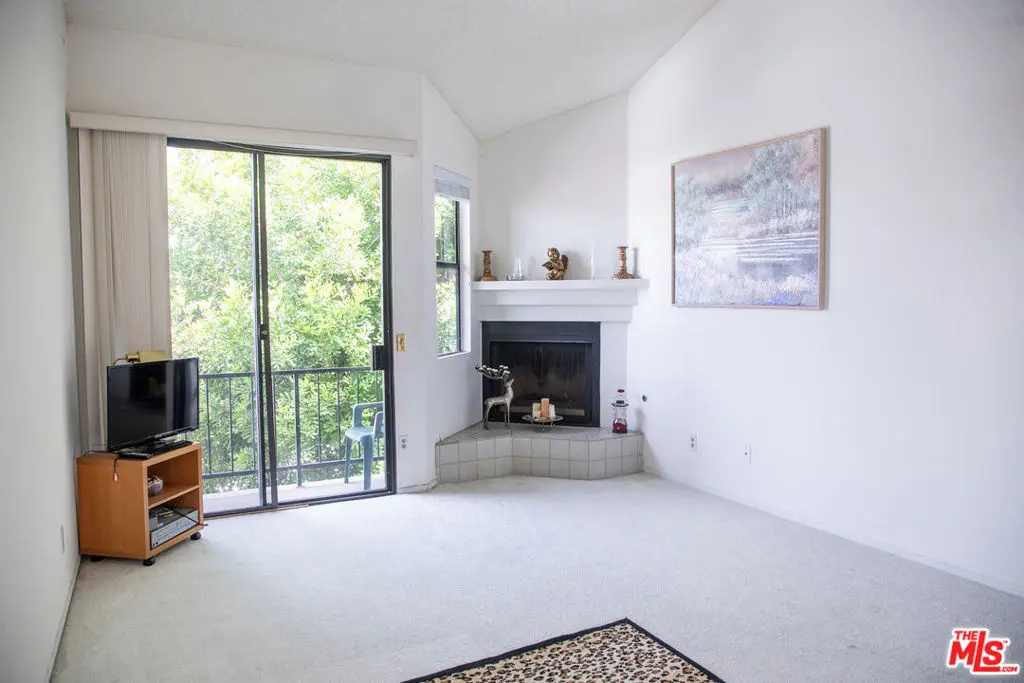 6323 Reseda Boulevard 44, Tarzana, CA — listing photo 1