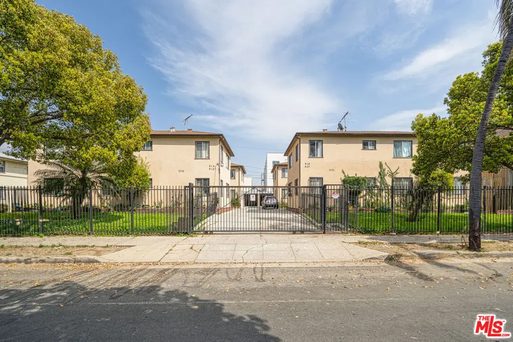 Single Family Residence for rent at 914 S Gramercy Drive D, Los Angeles, CA featuring 1 bed and 1 bath