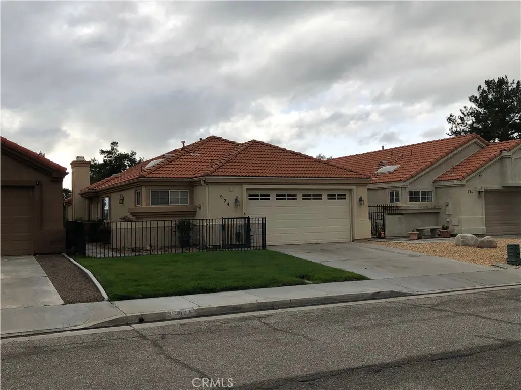 Single Family Residence for rent at 924 Bergamo, San Jacinto, CA featuring 2 beds and 2 baths