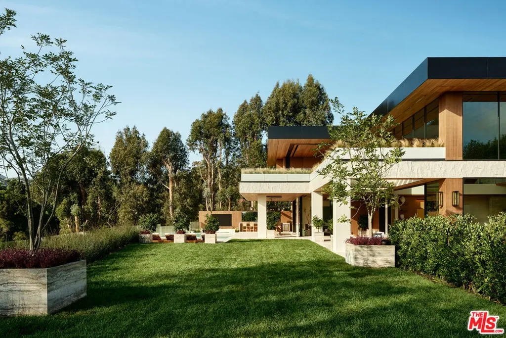 Single Family Residence for sale at 401 N Tigertail Road, Los Angeles, CA featuring 9 beds and 15 baths